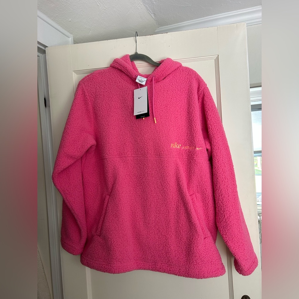 Nike: NEVER WORN W/ TAGS. Pink sherpa nike sweatshirt
